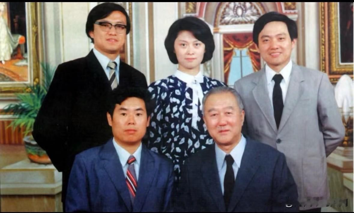 1986年，敬一丹硕士时期与导师齐越及同学娄玉舟、付程、姚喜双的一张十分珍贵的合