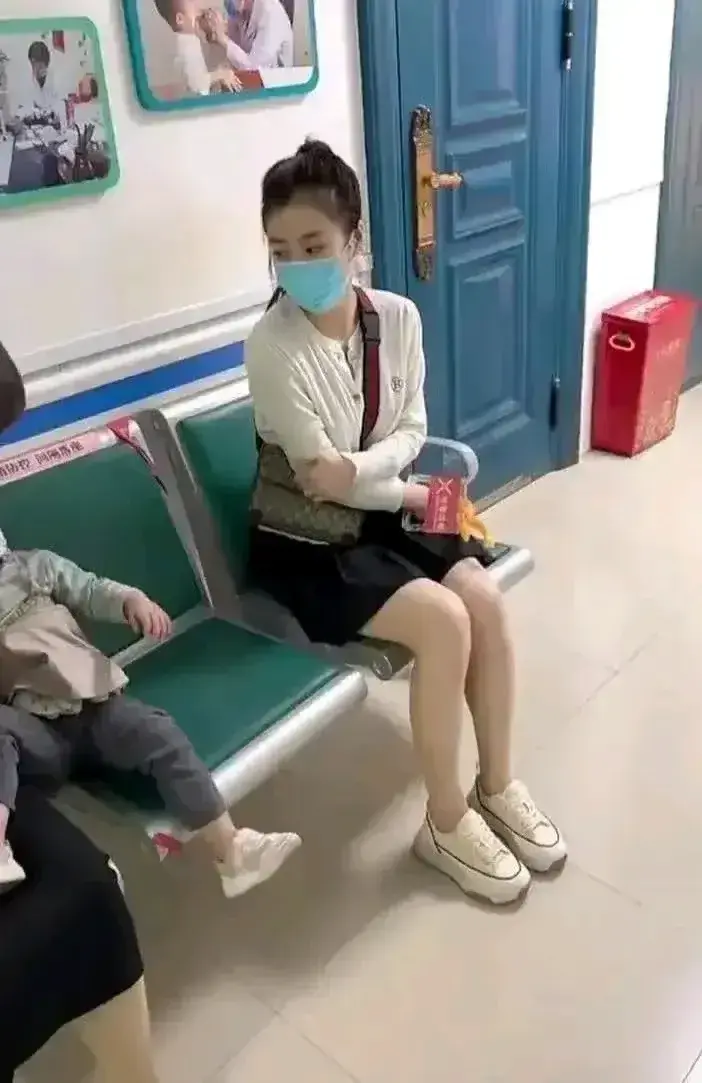 真的很好奇，她的手是怎么进去的？