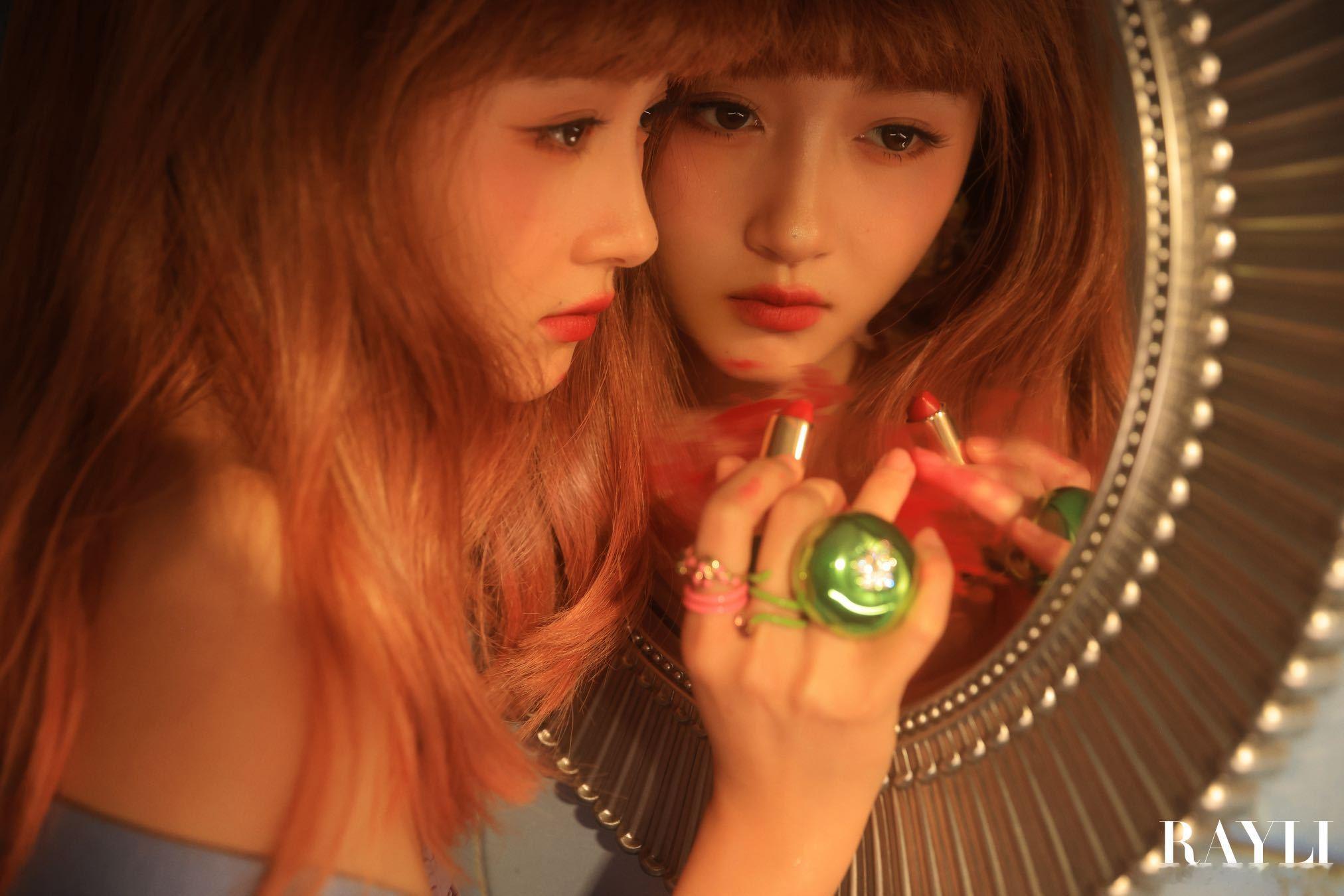 关晓彤瑞丽开年刊封面关晓彤开年刊甜酷切换，自在如风。关晓彤的瑞丽开年