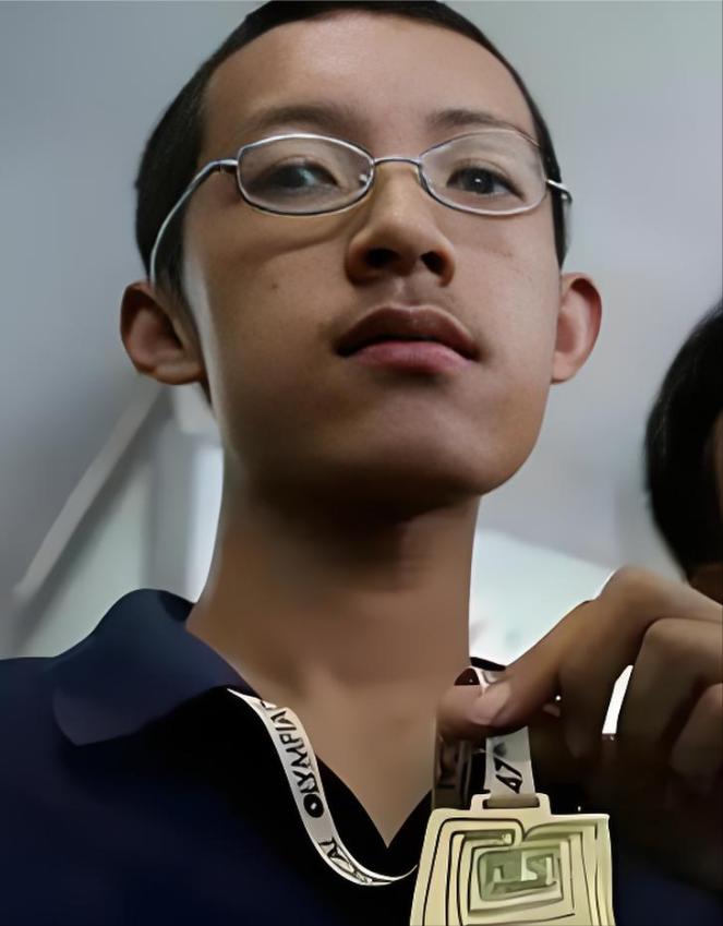 曾经拿下全国数学联赛第一名、两度斩获国际奥数满分金牌的北京大学殿堂级数学天才学霸