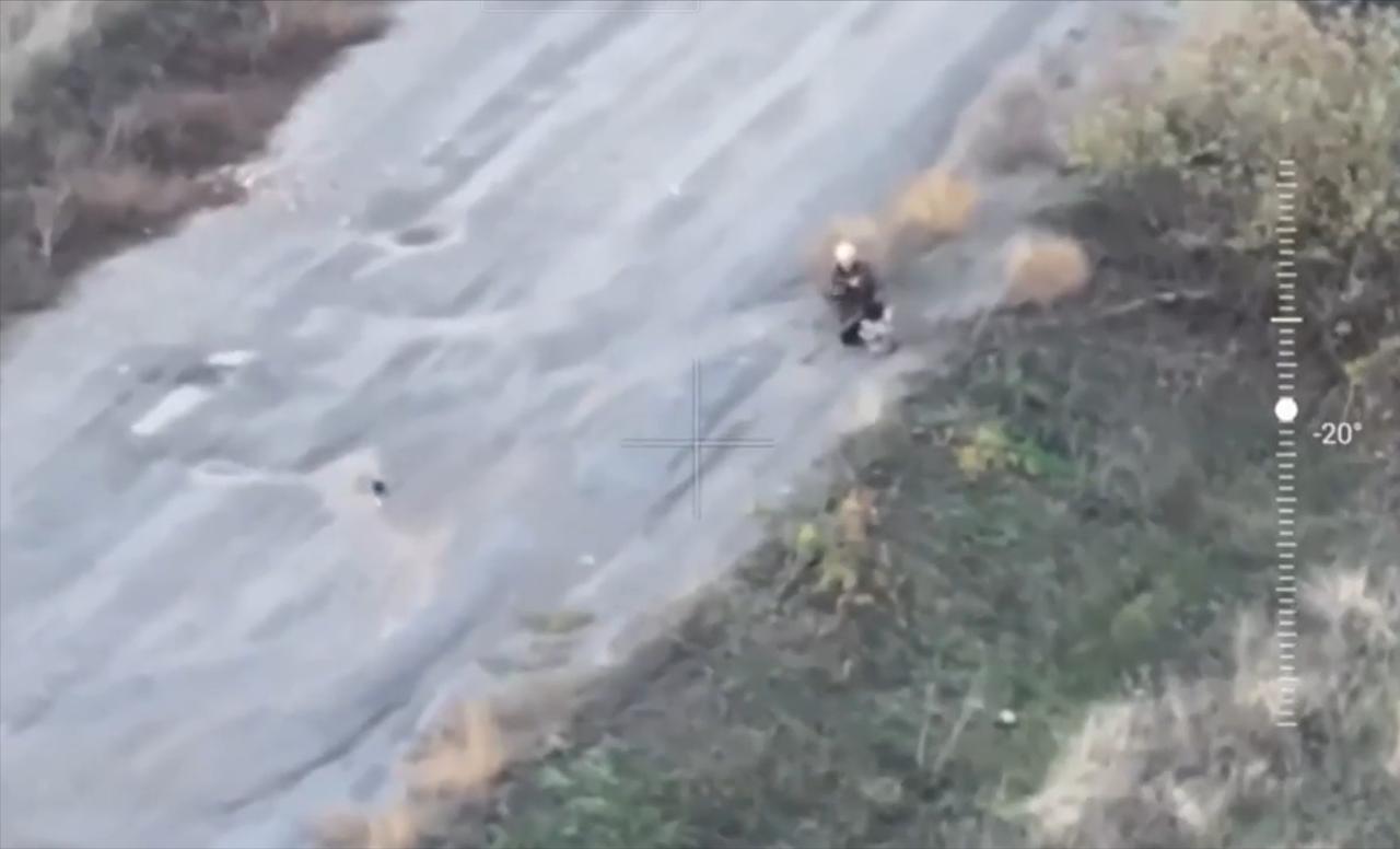 乌军又干出这种事儿了——一架FPV无人机，直接冲着两个手无寸铁的平民去了。