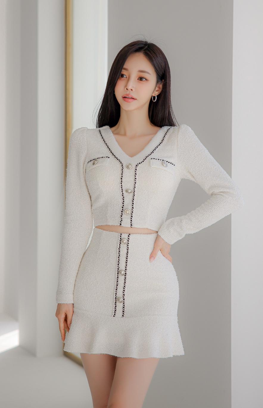 谁能拒绝温柔白色毛衣裙啊！简约的设计，穿上瞬间气质拉满。之前逛街看到一条白色毛