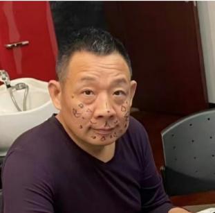 这是隔代亲，一看于东来这脸，就知道这是小孩子的杰作。