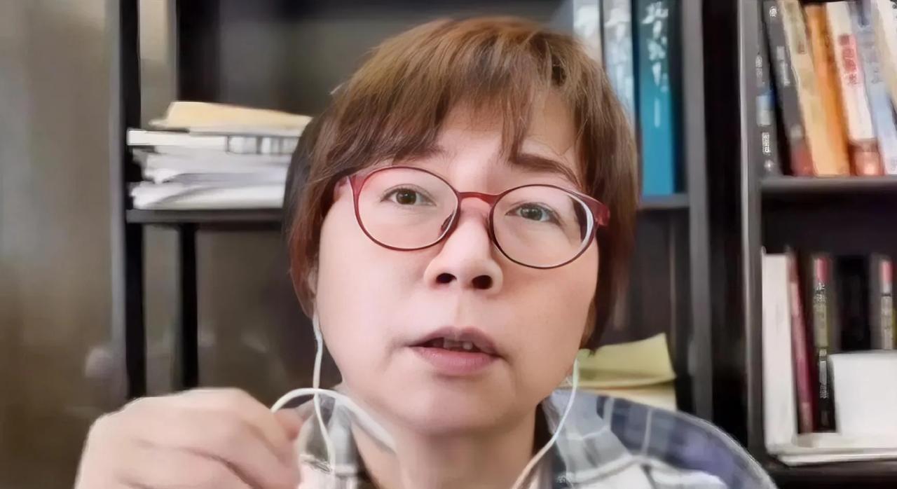 黄X贤:我为什么不能批评蓝白？一批评蓝白我就变成绿的侧翼了？还讲不讲道理呀！我
