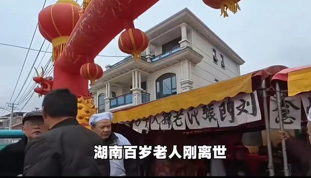 “来了就是客！”2名美国小哥误入农村白事宴席，以为是农家乐想进去吃饭，语言不通急