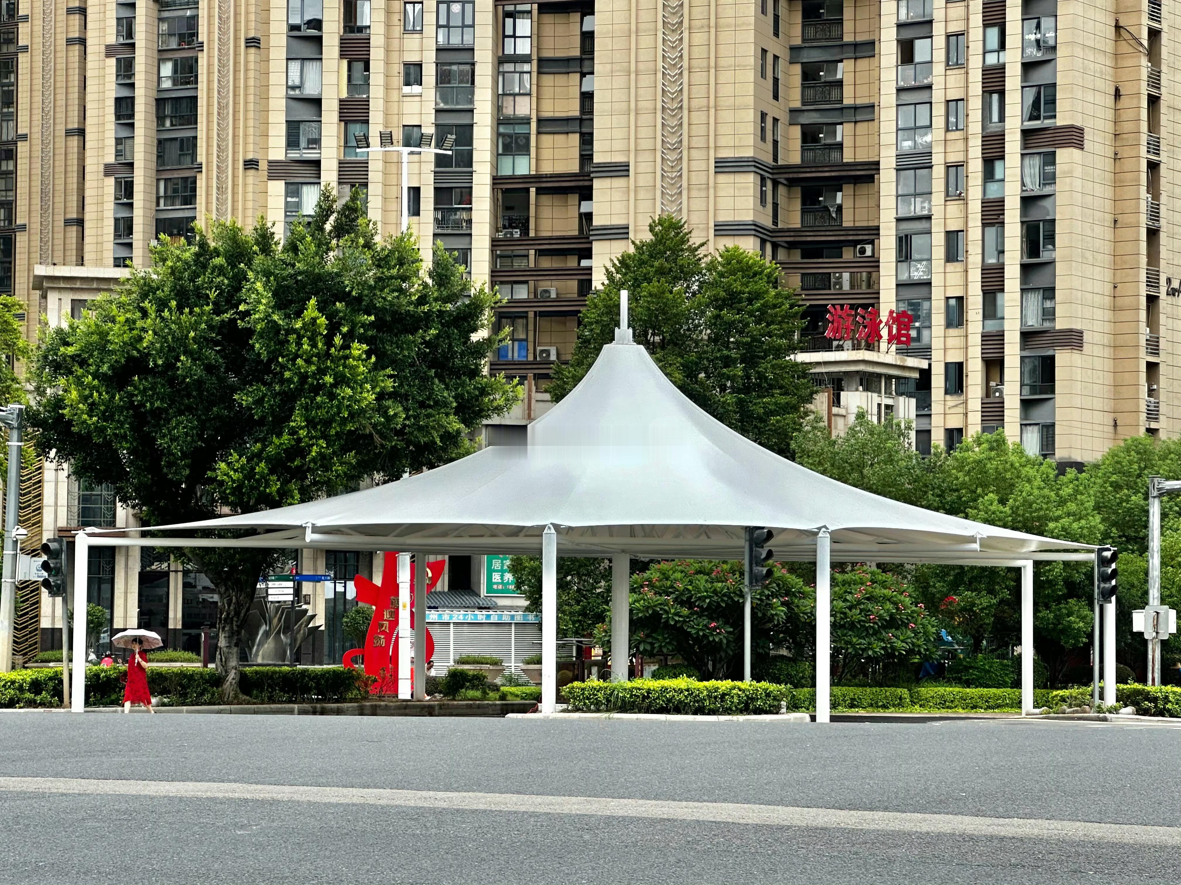 福州持续推进城区路口遮阳棚建设新增5个路口等候区遮阳棚：二环-杨桥路口4座、六