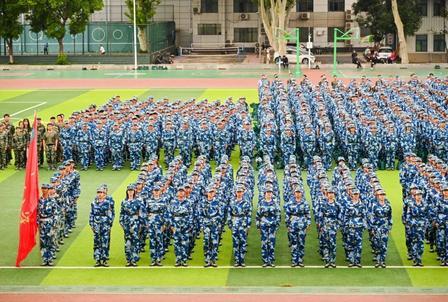 中国大学生军训刷屏外网，老外看傻了：这哪是新生开学？这不是特种兵训练吗？不知