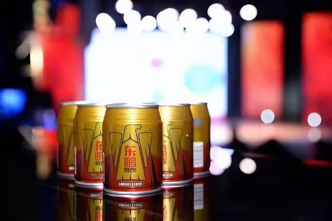 东鹏特饮的瓶子都快堆成山了，你猜它去年赚了多少？不是卖饮料，简直像开了印钞机！