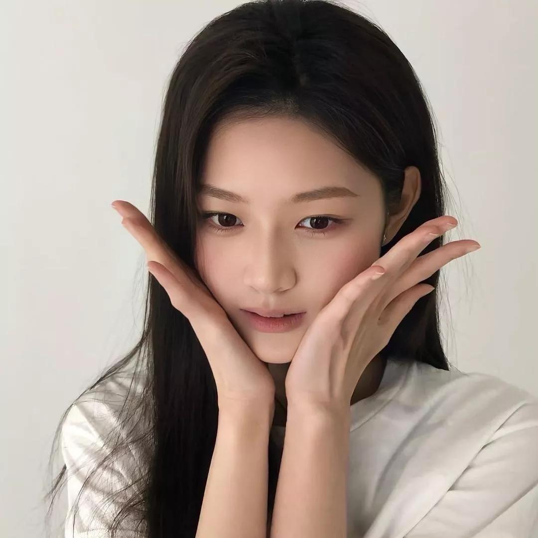 温柔大眼少女，优雅妆容，白皙肌肤，清新自然，美不胜收！清透少女感妆容清秀美少女