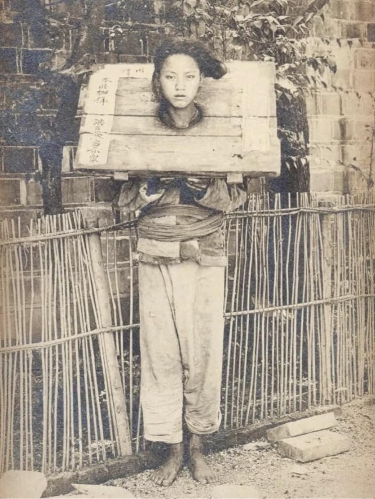 没想到晚清这张老照片里十六七岁的戴枷姑娘，说不定罪名只是敢跟心上人私奔。之前翻清