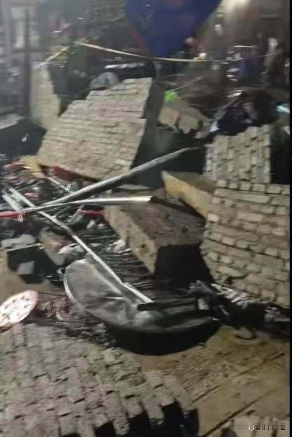 为何一场简单的吊唁会变成人间悲剧？云南一村庄因丧事围墙倒塌，6名吊唁者不幸遇难。