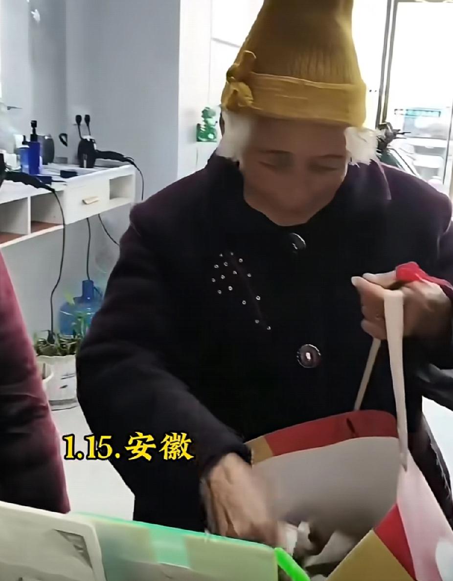 澡堂子老板娘拒绝让三位70岁老人入内被质疑歧视老人！1月15日，安徽一家公共浴室