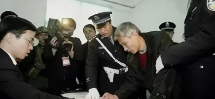 2003年12月22日，沈阳黑老大刘涌被押解到殡仪馆，然后由法警将其抬进白色的死