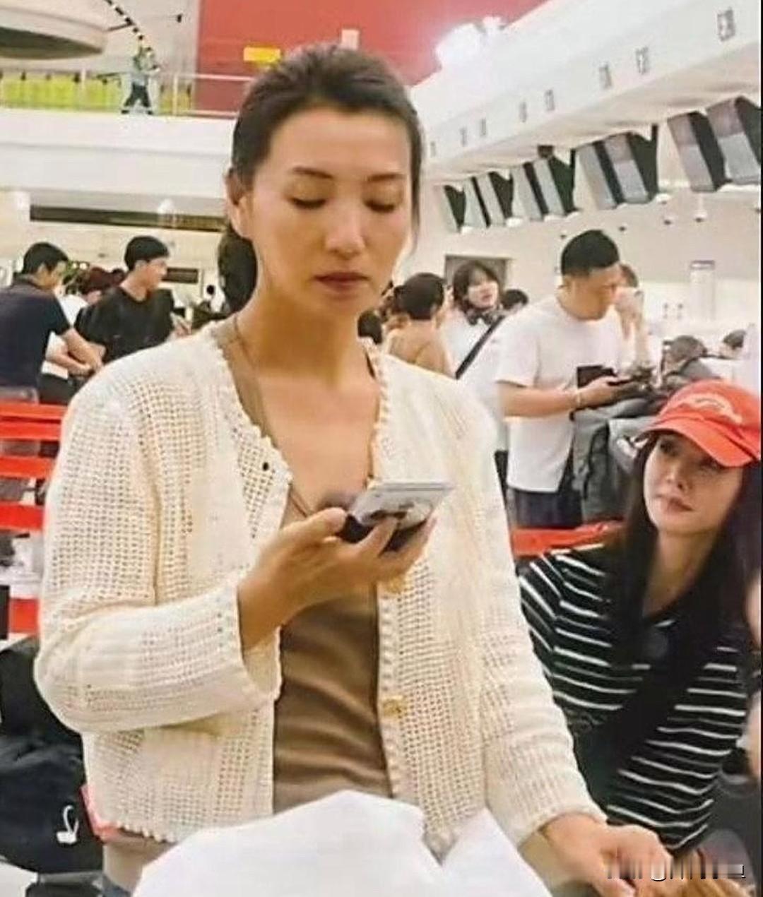曾经的万人迷陈好，路人镜头下真实状态！一身穿米白色镂空针织开衫，内搭浅咖色打