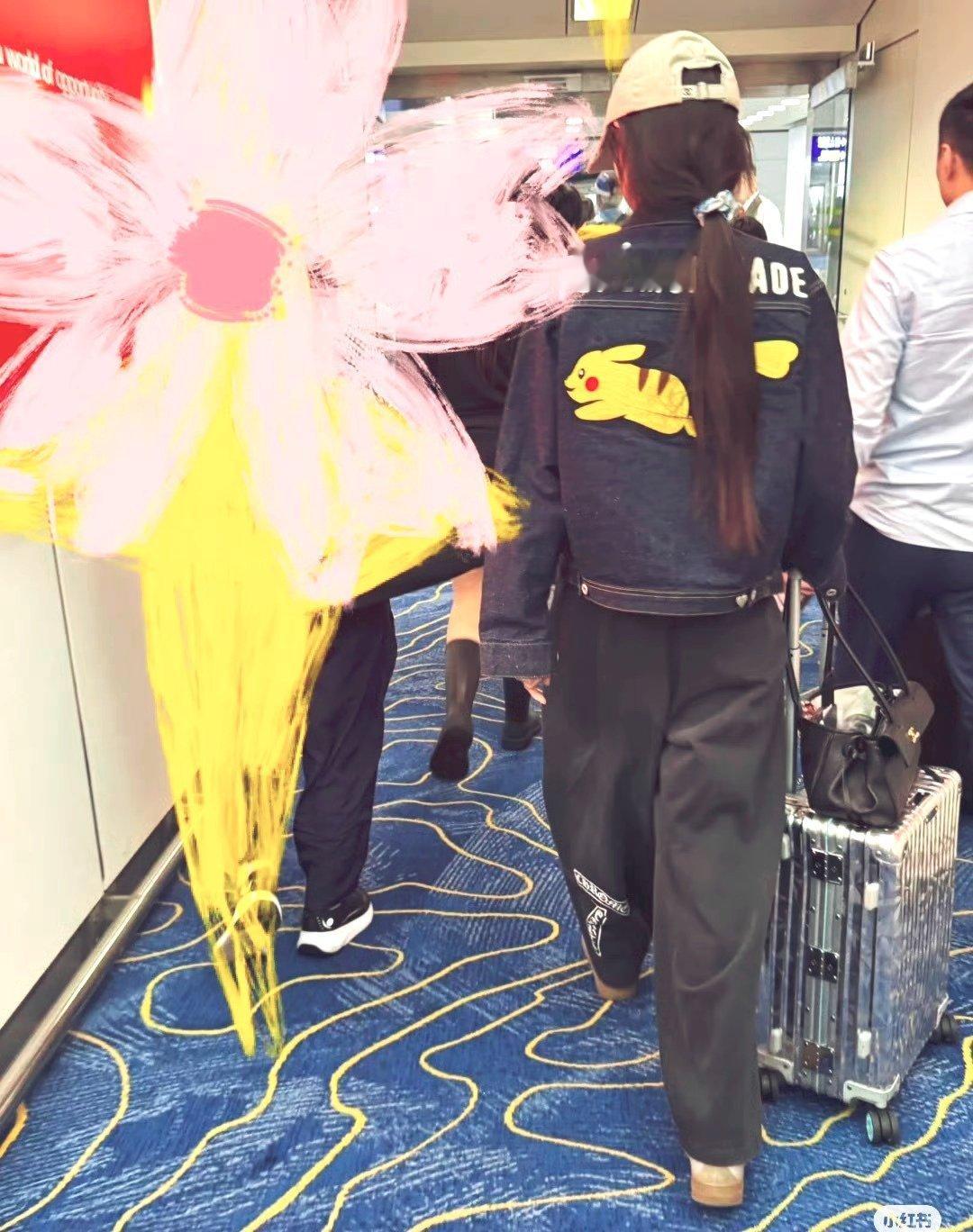 有人在机场偶遇了Angelababy，Baby还给他签了名，留了便签好羡慕