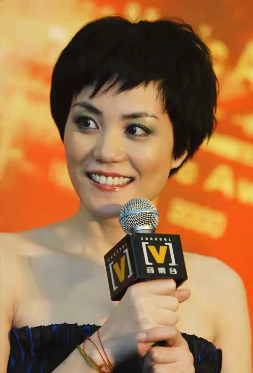 王菲不会出席谢贤葬礼了！古语有言：名分定尊卑，亲情分内外。谢贤离世一事，