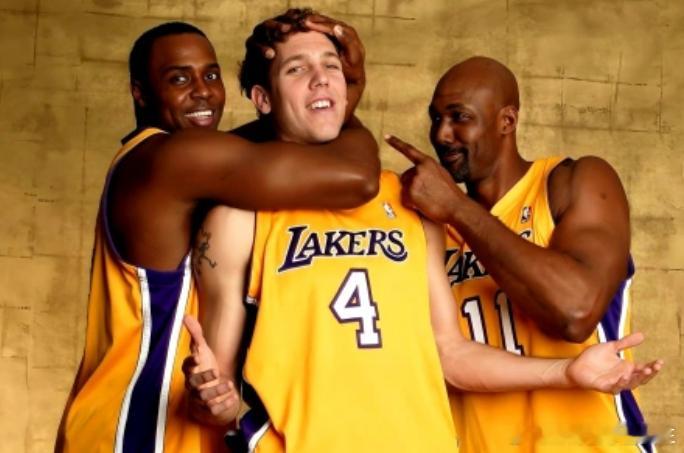 威金斯交易正式宣布，雄鹿让步，最大受益者浮出水面当一个人被全世界贴上“不思进取”