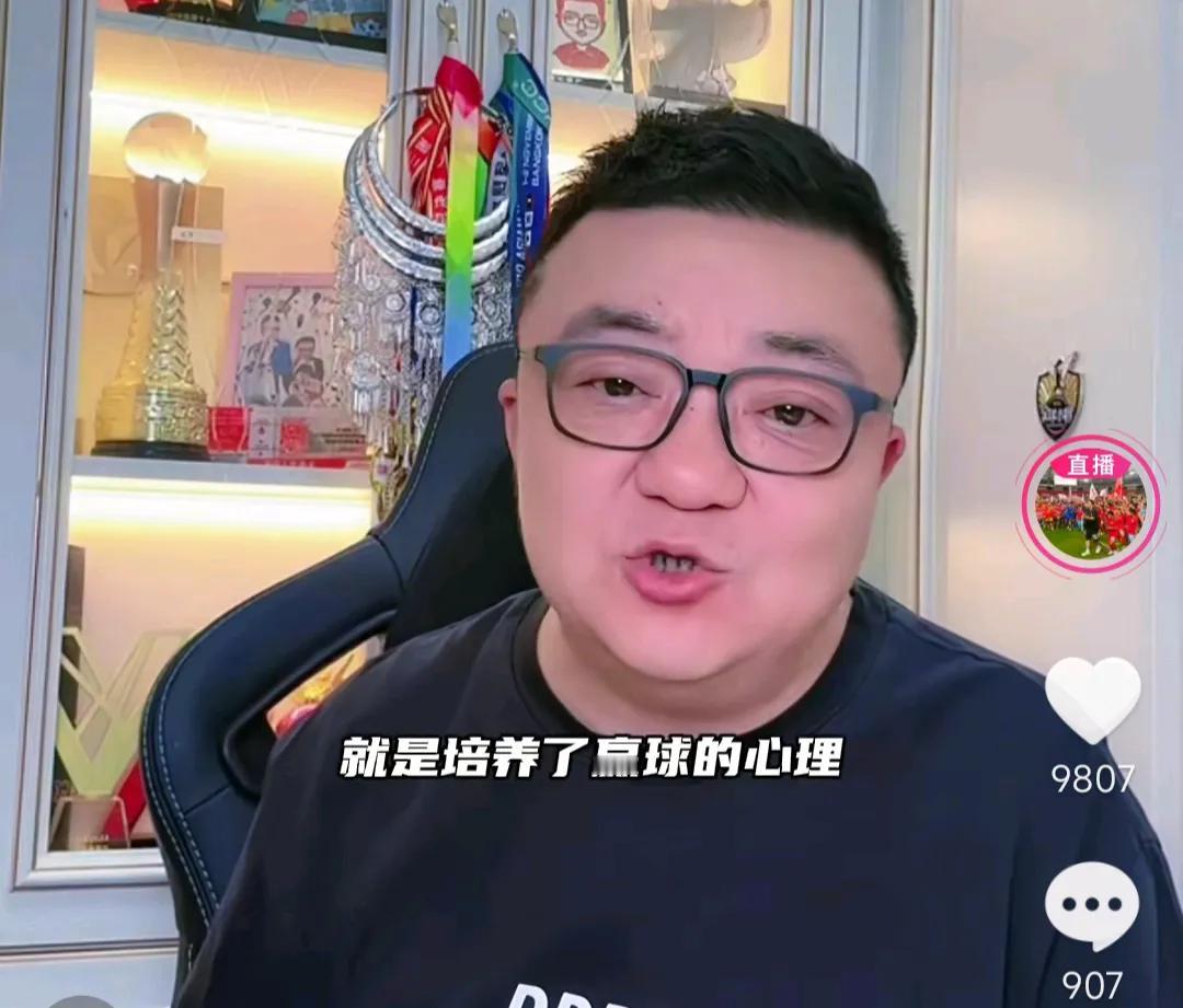 媒体人董路透露了国足队内新疆球员的最大优点。他在直播时谈到，以他对新疆球员的了