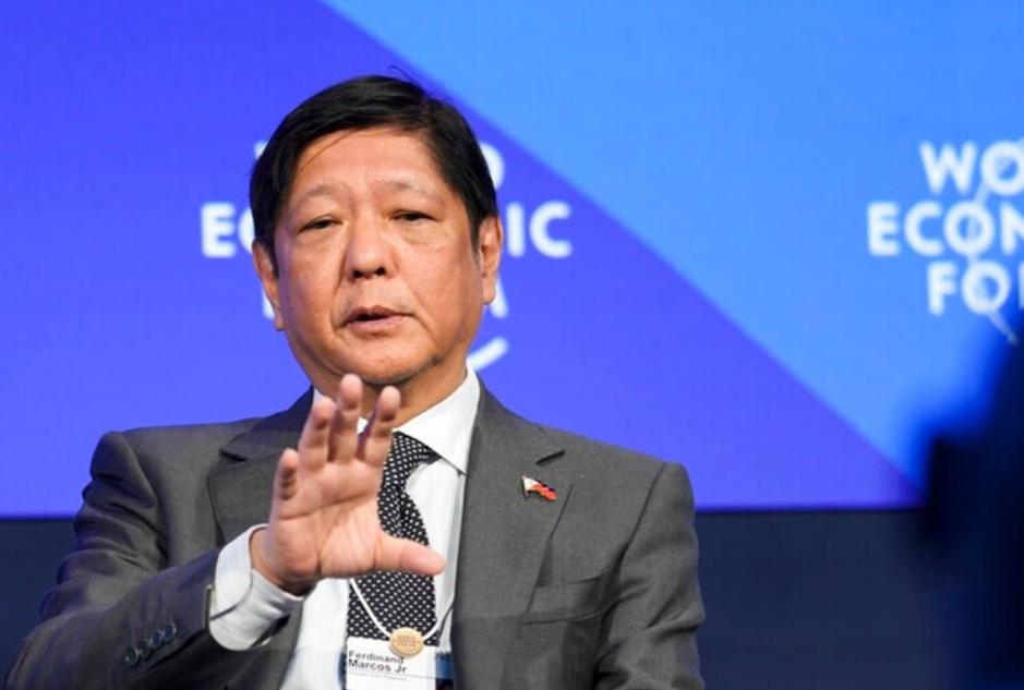 菲方凌晨生变，民众要换总统，马科斯对华改口，不救菲防长了？菲总统的满意率大跌，斗