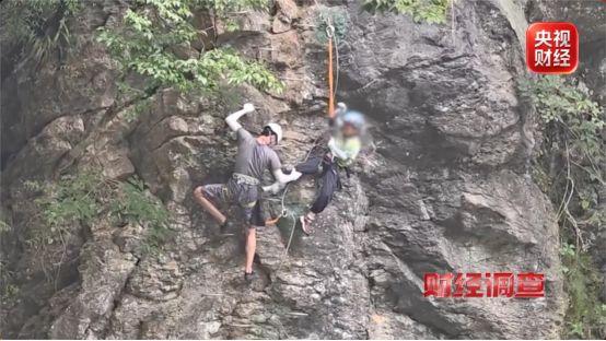 贵州开阳南江大峡谷景区，一名10岁、身高约1.3米的孩子体验“峡谷通天”飞拉达项