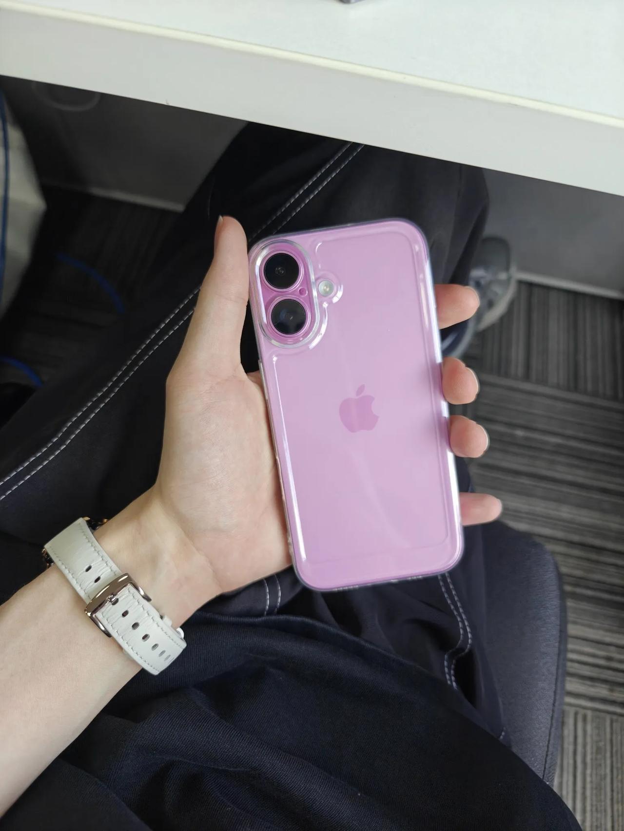 感觉粉色iPhone16没什么好看的手机壳...16这个粉色还是太鲜艳了，感觉