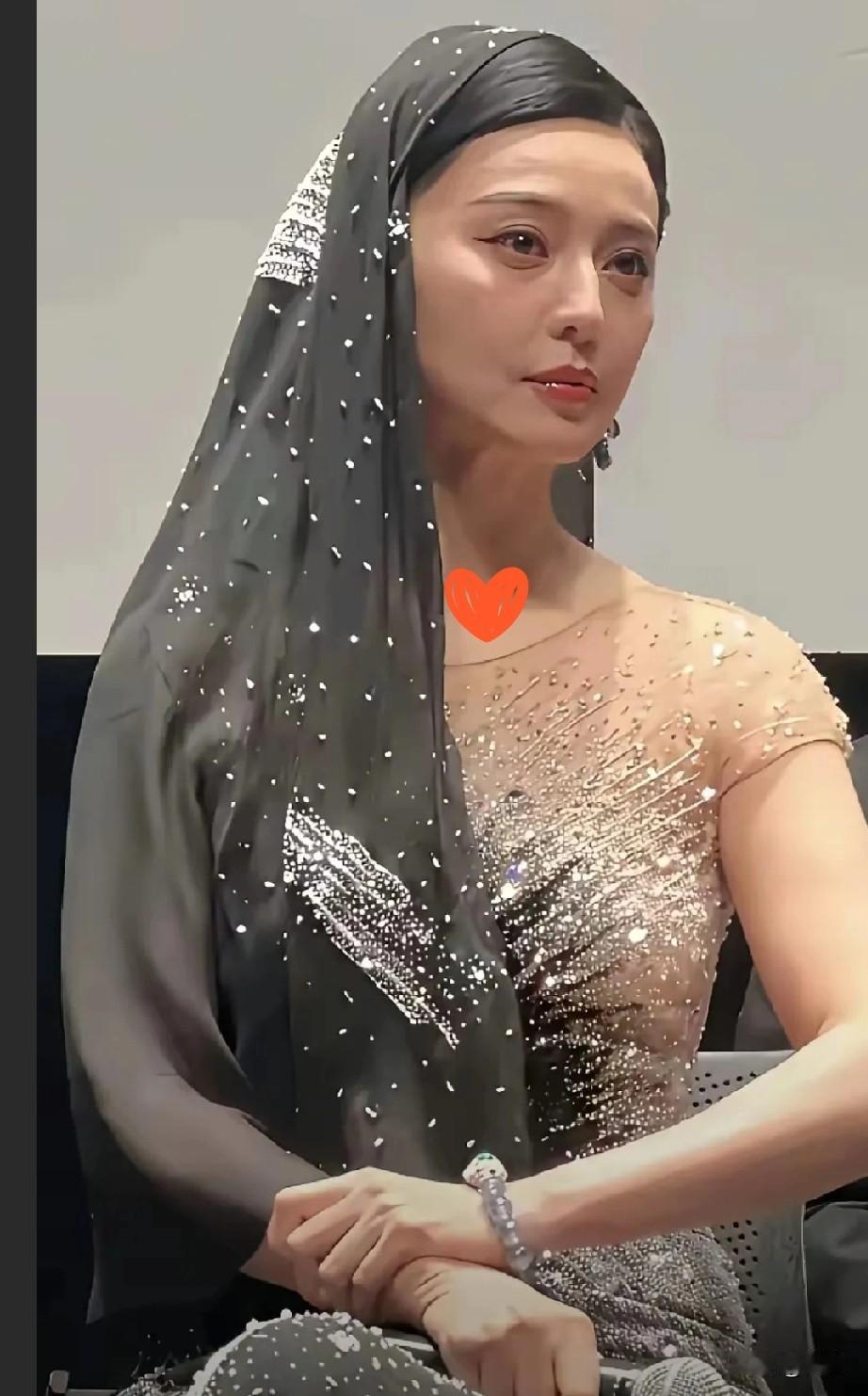 眼里没了光，再漂亮也没精气神了这话一点不假，眼睛是心灵的窗户不管是美女、明星