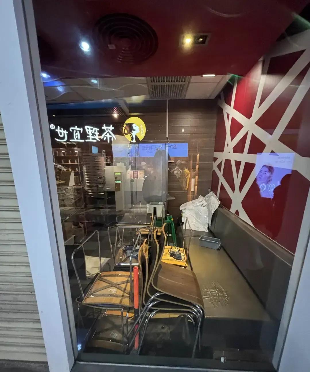 芳村地铁站里那家开了十五年的麦当劳突然关灯，卷帘门贴张“谢谢陪伴”，下班的人愣在