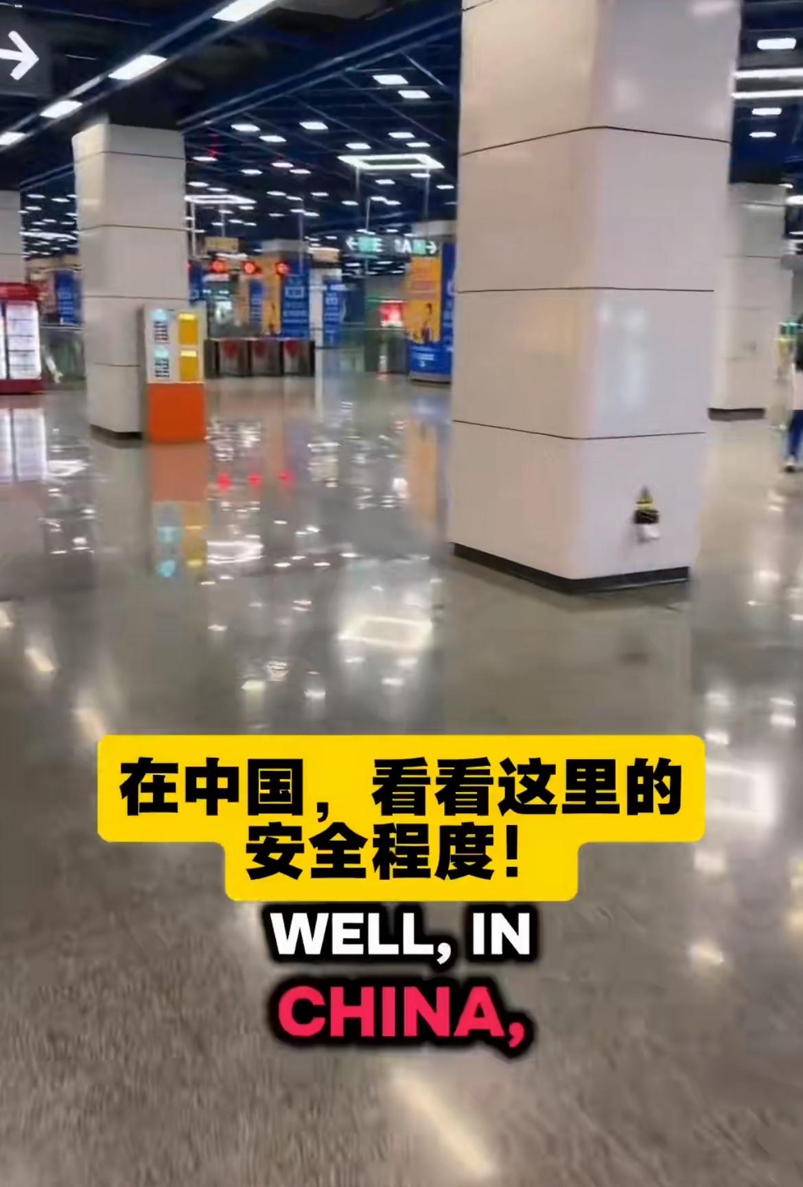 外国博主在地铁上发现一部手机，没有人看着就是放在那边充电，也没有人偷走，这要是在