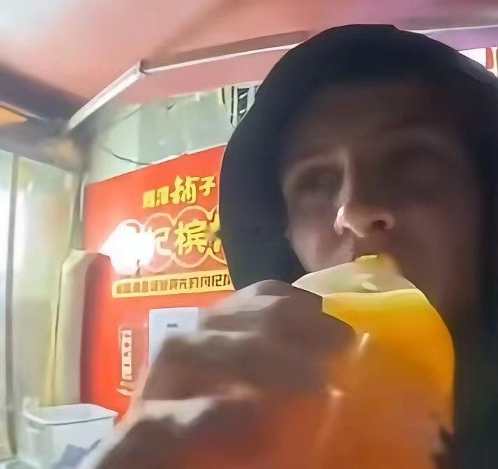 英国小伙给粉丝打赌说一天之内的时间用一碗麻辣烫搞定一个中国女孩！