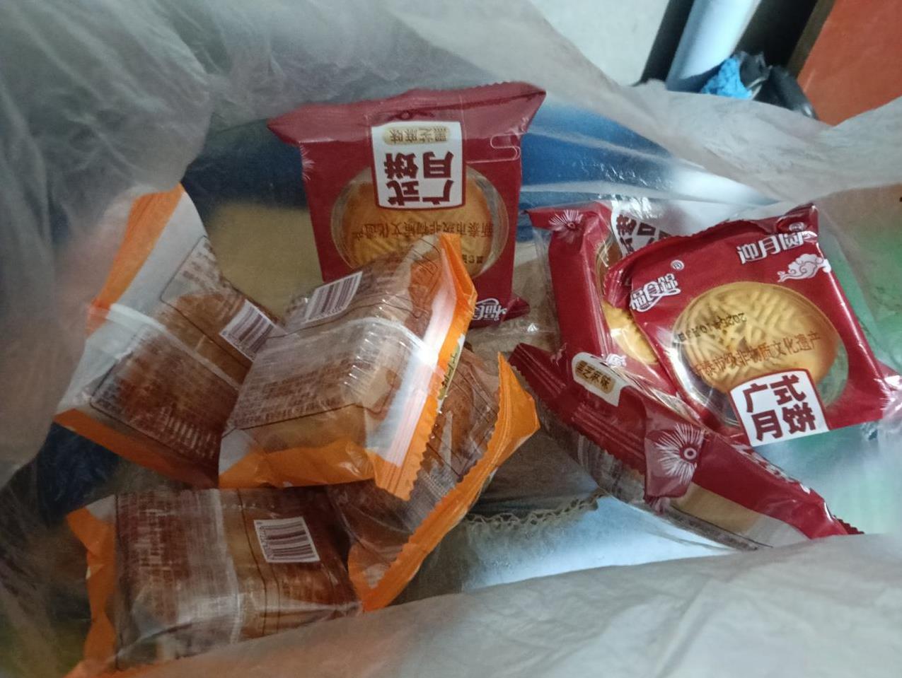 因为今年我们厂子里没有分月饼，想着过节就从网上买了点月饼。结果回来后被老公训了