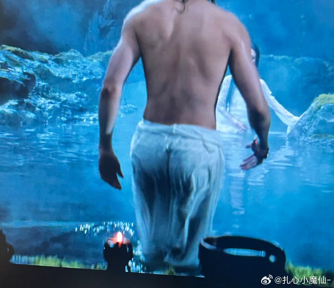 曾舜晞肩宽臂粗屁股大