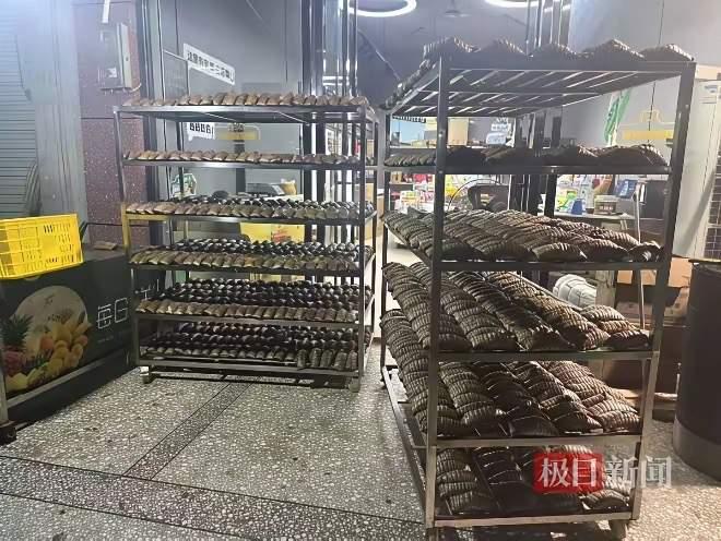 广西横州这一波洪水退去后，安置点里最戳人的一幕，不是谁捐了多少钱，是一个光脚汉子
