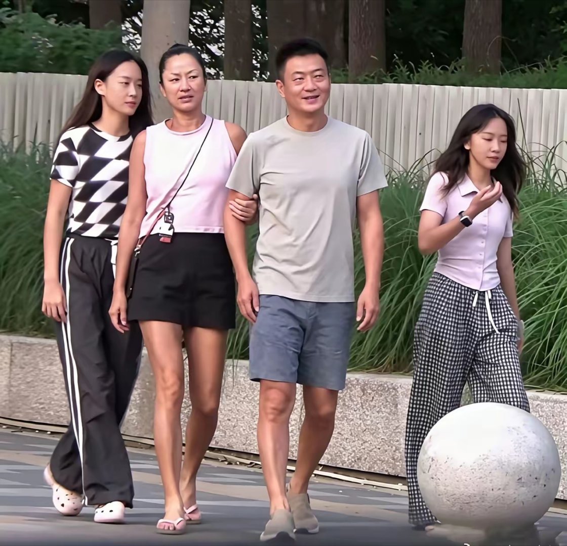 瞿颖条件那么好，为啥找二婚，带两孩子的？男方看起来还比她矮