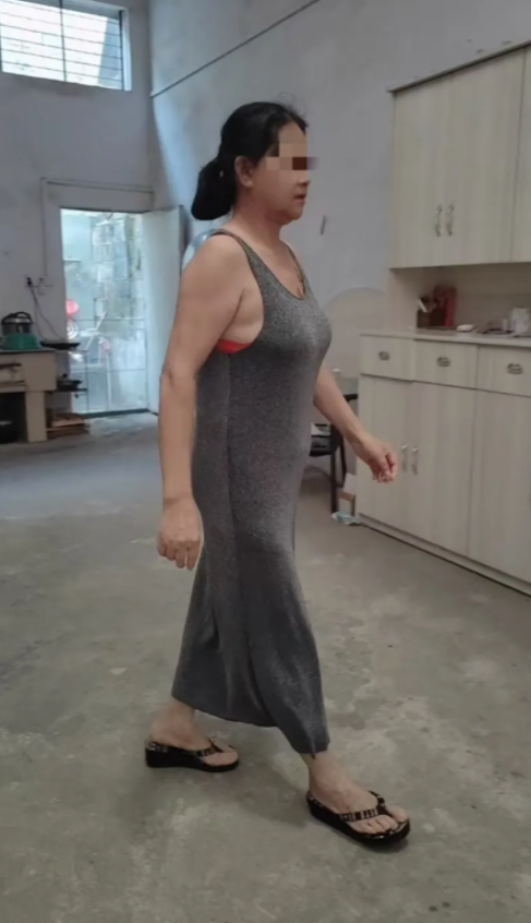 女儿花一千给我买的裙子，今天非要我穿上展示一下，大家说这适合我这50多老太太的气