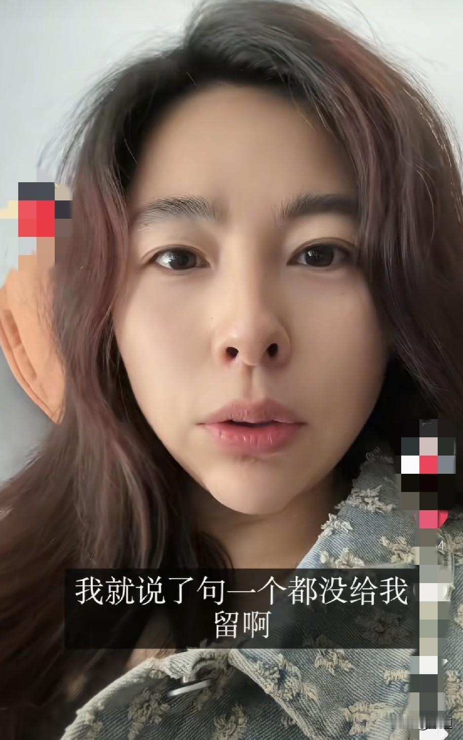 女子晚上做了两盘油焖大虾，做完放桌上，她就去沙发上喂二宝吃饭。老公和大女儿边吃