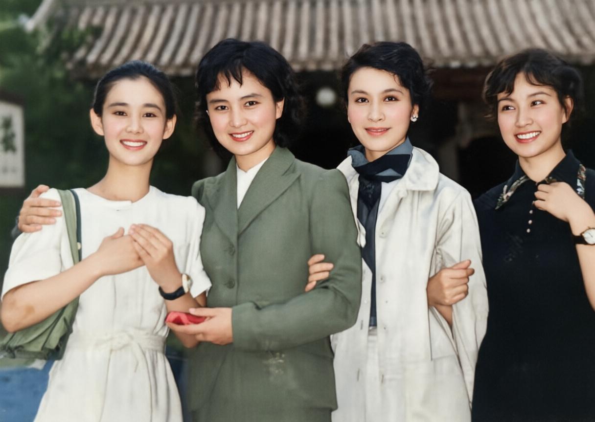 80年代中日影坛四位极具代表性的女星同框：我认出了淡雅清丽的中野良子，北影三花中