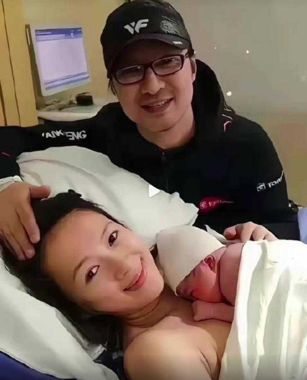每次看到章子怡生孩子这个就觉得美国人好奇怪这是她生大女儿醒醒的时候，也就是说她