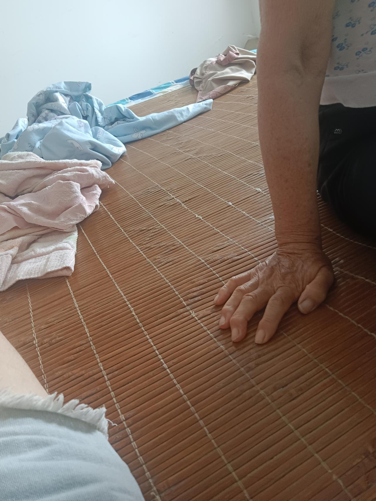 你能相信吗？我妈有一件跟我年龄一样大的衣服。我是七零后，今天我妈来我家，穿着那
