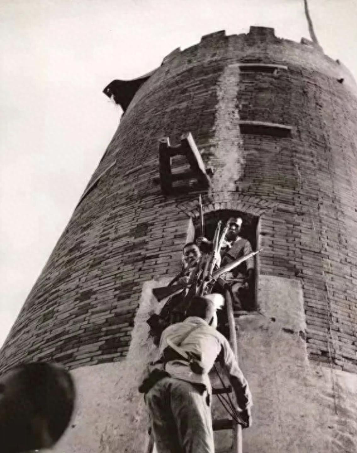 1944年，日军躲在炮楼内，八路军久攻不下，一老农路过，扫了一眼炮楼，却说：“简