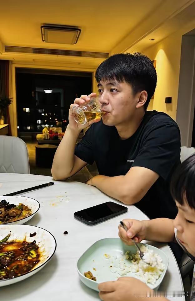 晚上下班回家，老公总爱一个人坐在餐桌旁慢慢酌着小酒。就着白天没吃完的剩菜，能喝上