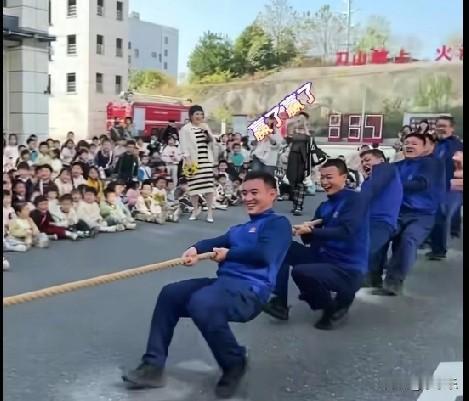 近日，江西上饶，消防员和一群女老师进行拔河比赛，消防员们妥妥的赢。唉！一群大直男