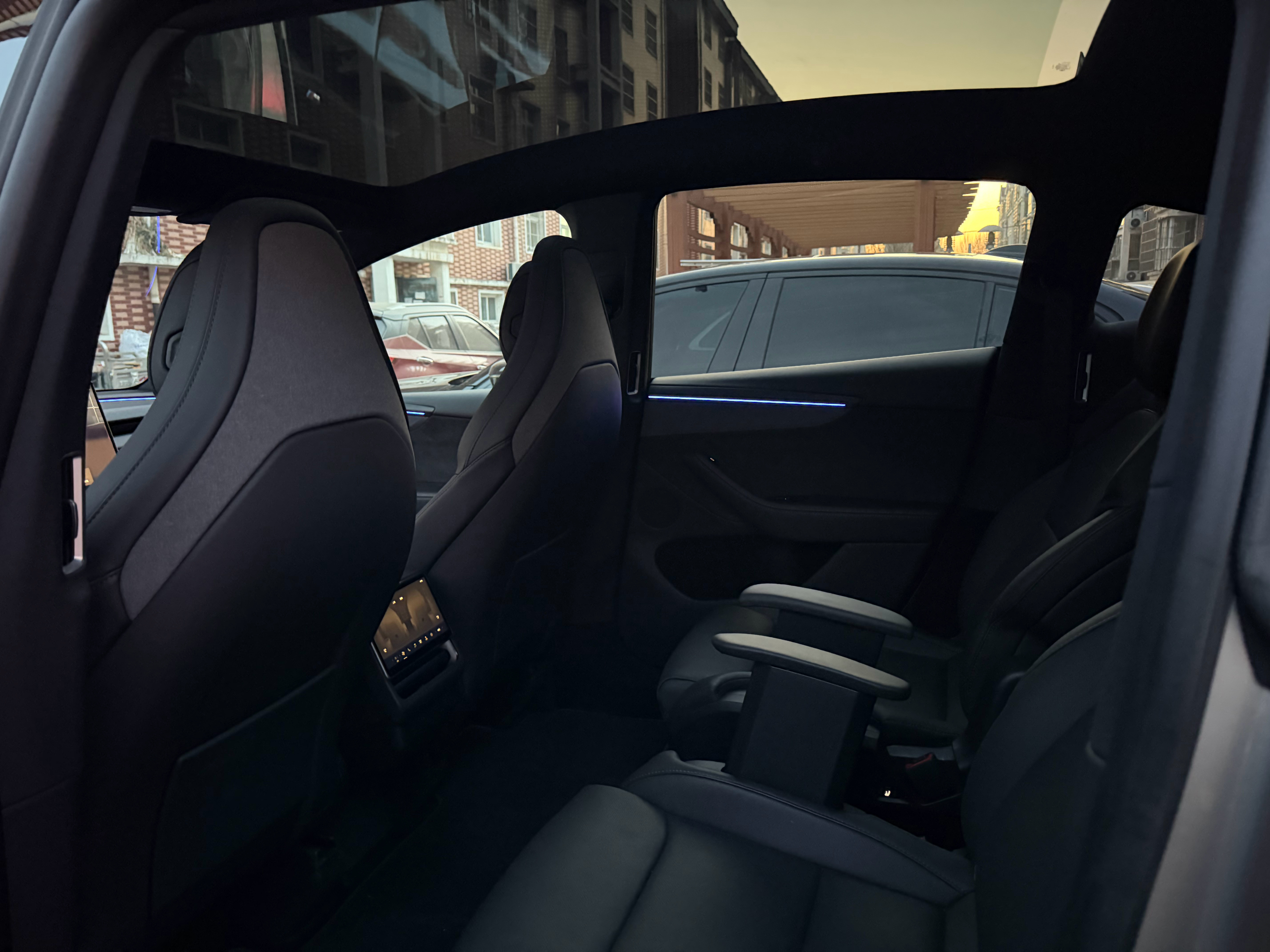 开了一段时间特斯拉ModelYL你说它是毛坯房吧，该有的东西这次也都给你配上了