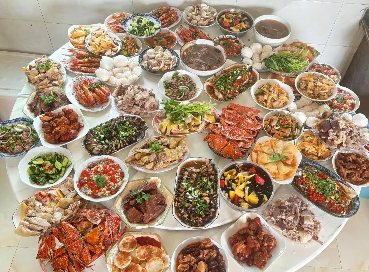 朋友家的中秋家宴，这也太丰盛了，都赶上过年，妥妥的大餐！满满当当有五十多道菜