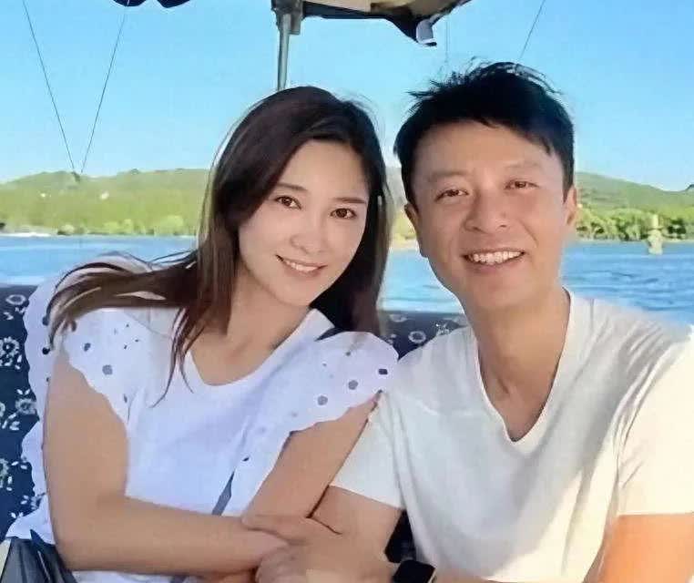 李克勤和他的港姐冠军老婆！男神很帅，女神更美呀！你知道她的名字吗？