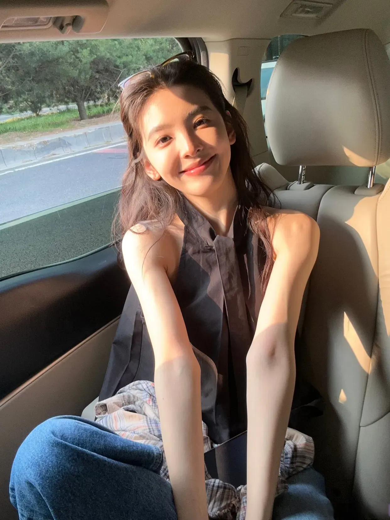 章若楠身穿挂脖黑色上衣搭浅牛仔裤，青春减龄瞬间仿佛回到了18岁