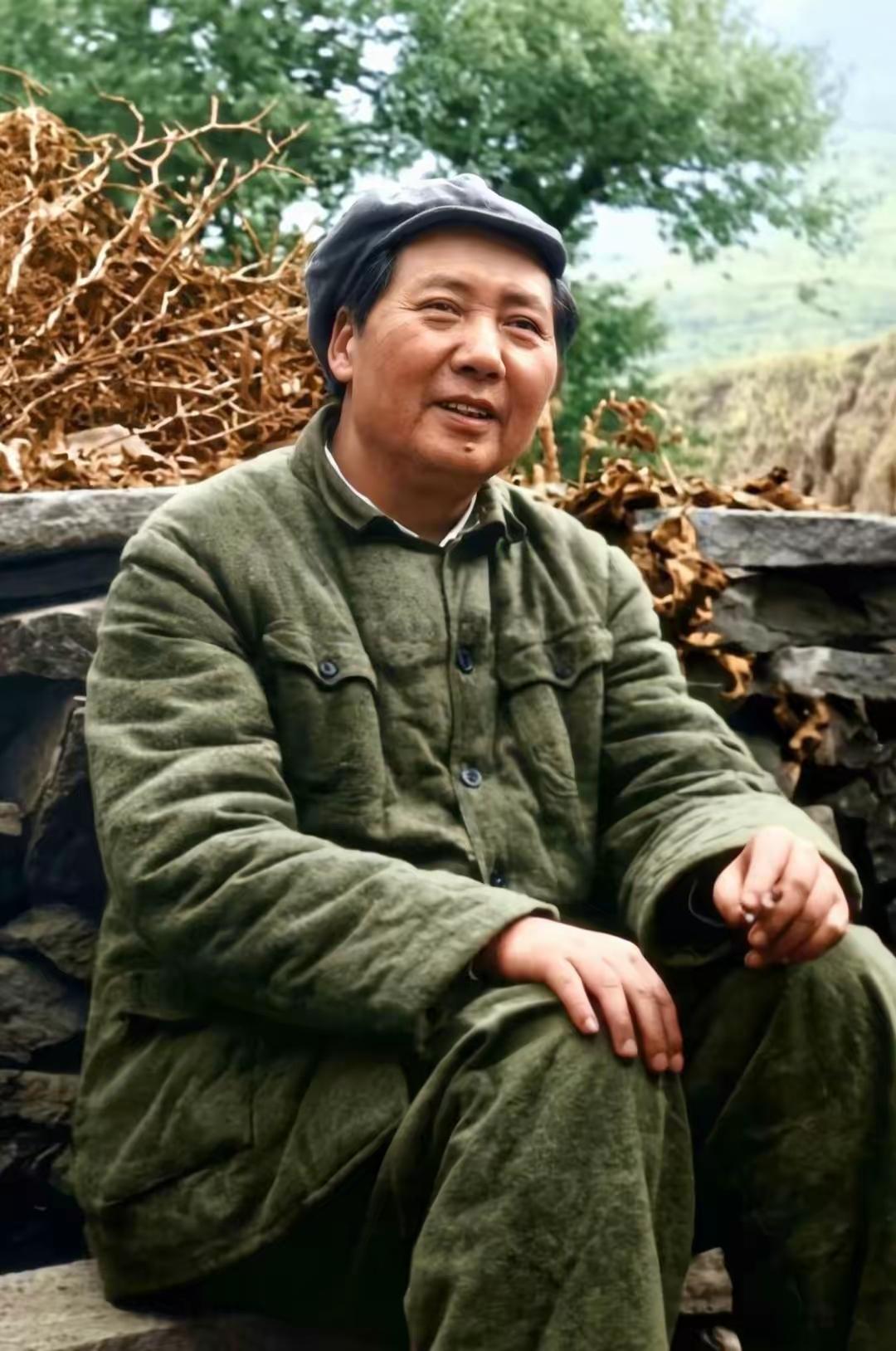 一张罕见旧照：伟人坐在乡间石墙上，看哭无数人很少有人见过这样的毛主席：没有