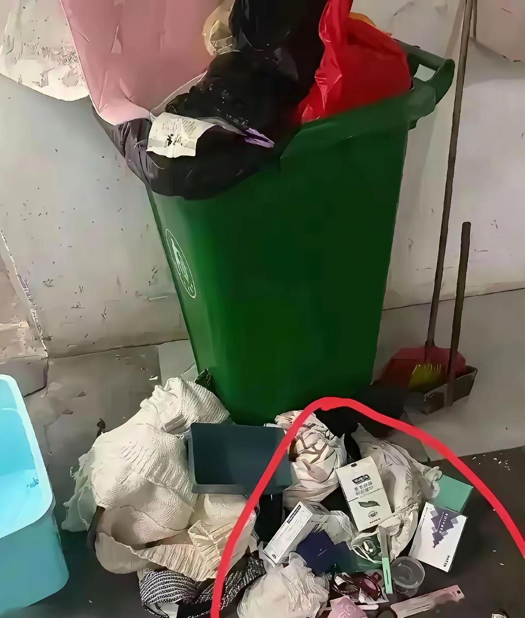 下楼扔垃圾，看到这一幕，本来想捡的，但是回想起之前看过的视频，瞬间不敢了，大家说