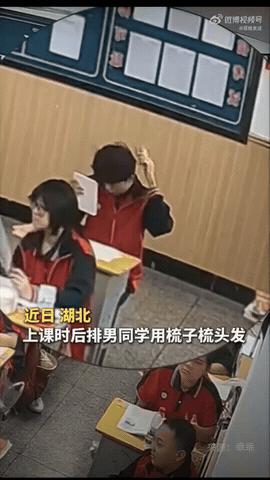 湖北，班级下课休息间隙，一后排男生拿出一把小梳子，对着头发细细打理，一门心思沉浸
