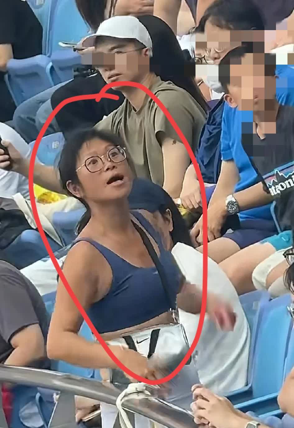 网球公开赛上，一个亚裔女子大吼大叫挑衅警察，拿出护照嘚瑟，甚至对警察呸吐侮辱，身