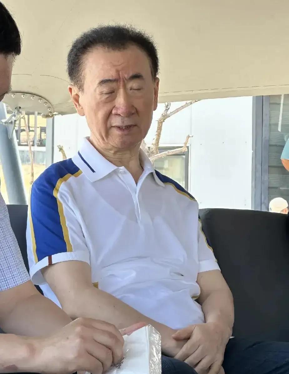 王健林的近照，太让人敬佩了！今天的王健林满脸蹒跚，一脸的老态，71岁的他还奔波